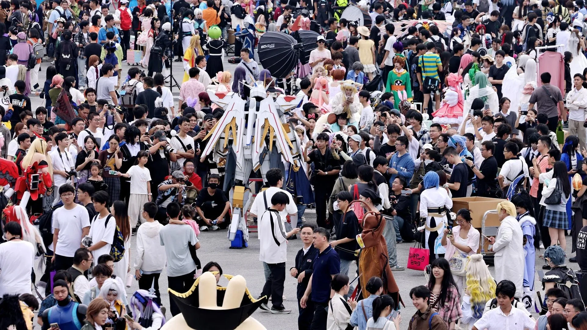 动漫嘉年华人潮涌动——3d同人展会现场